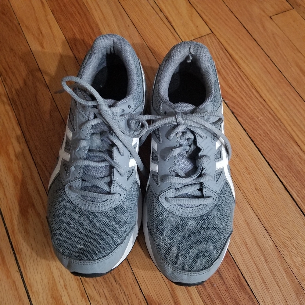 Asics womans Tennis shoe. Sz 7 1/2. Excellent condition